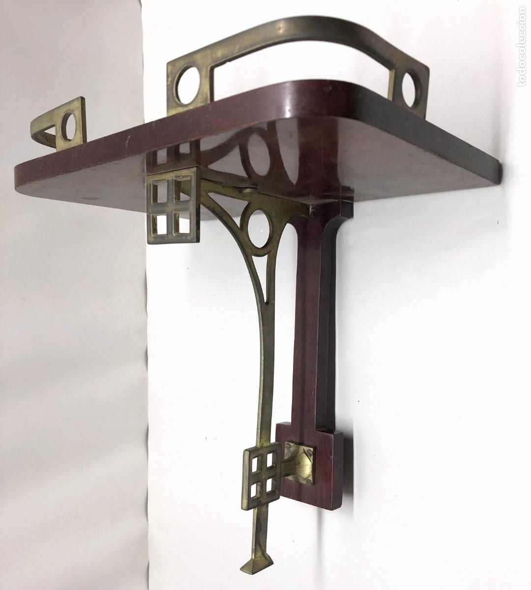 Vintage: M&eacute;nsula o estanter&iacute;a de pared Modernista &middot; madera y lat&oacute;n &middot; con decoraciones originales