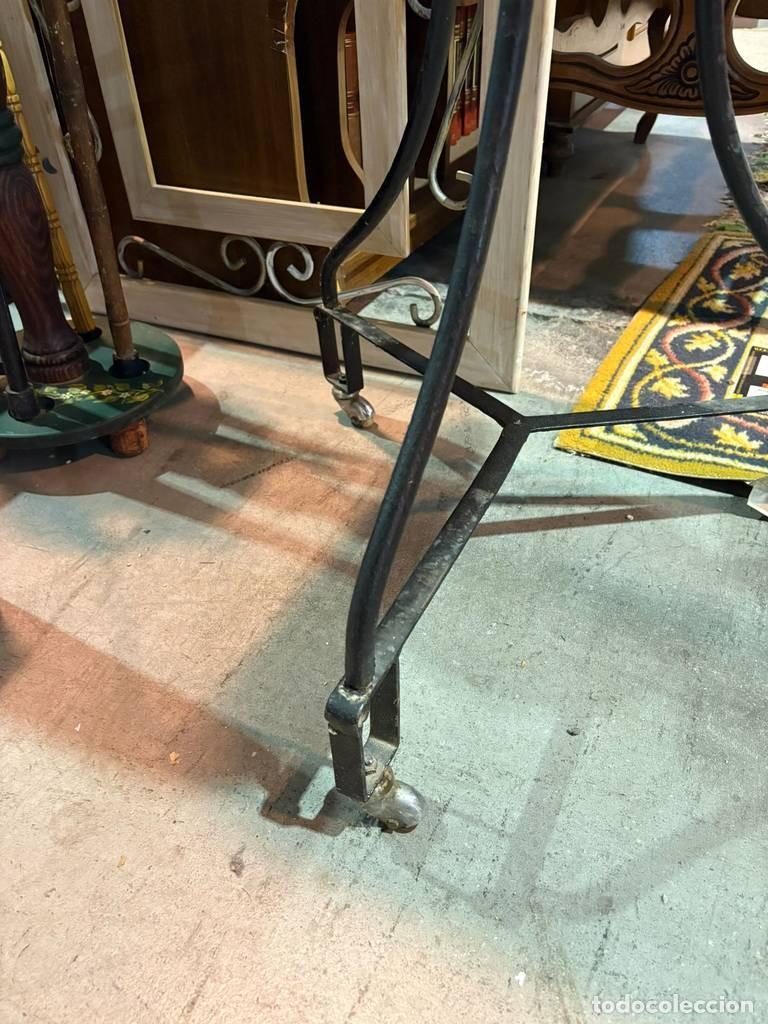 Vintage: MESA CL&Aacute;SICA CON RUEDAS - Foto 6