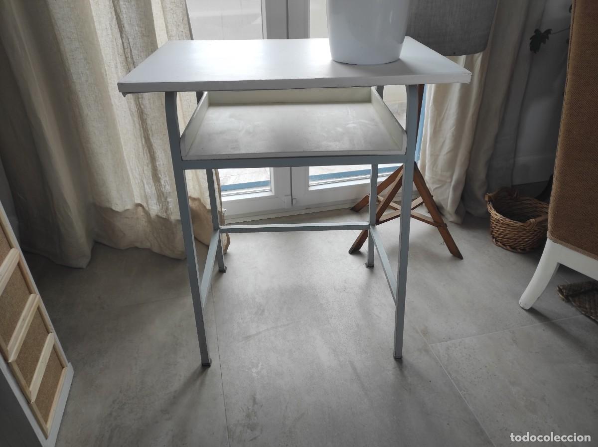 Vintage: Mesa auxiliar con balda - Foto 1