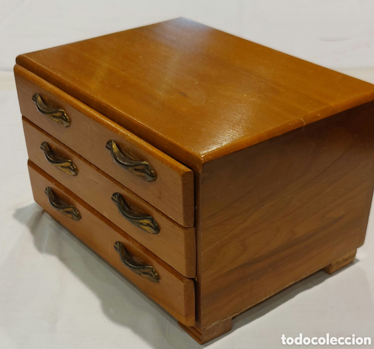 Vintage: C&oacute;moda minuatura a&ntilde;os 50 de madera con 3 cajones con tiradores de lat&oacute;n.