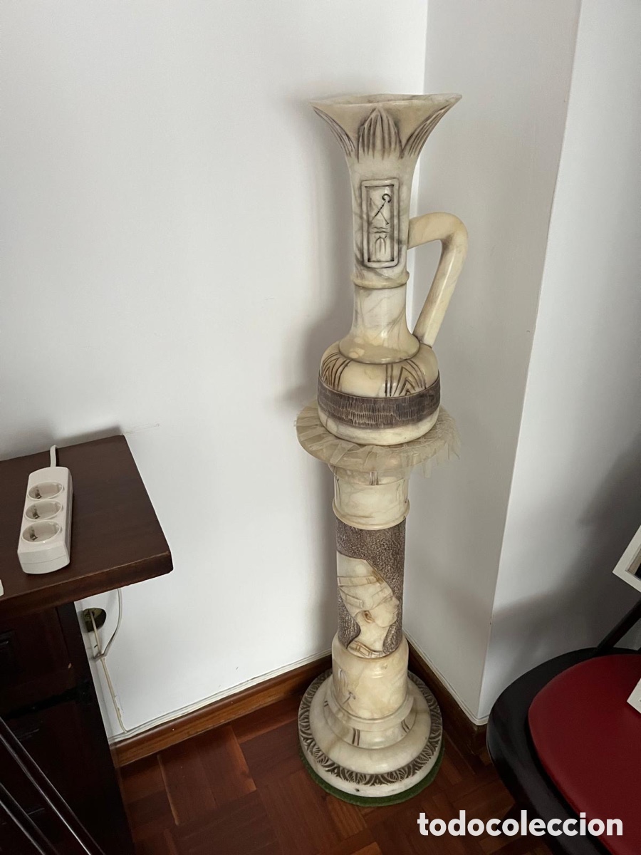 Vintage: Columna de m&aacute;rmol con simbolog&iacute;a Egipcia
