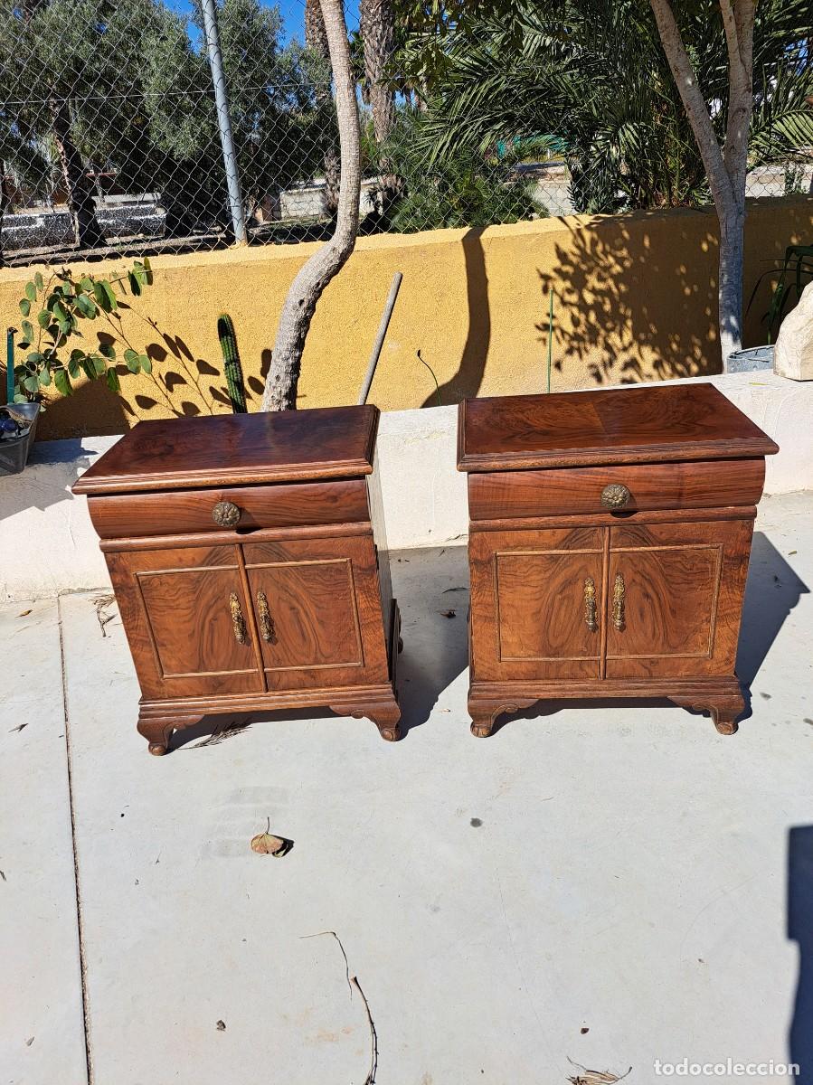Vintage: Antigua pareja de mesitas de noche, estilo rustico cl&aacute;sico, madera y tiradores de bronce o lat&oacute;n.