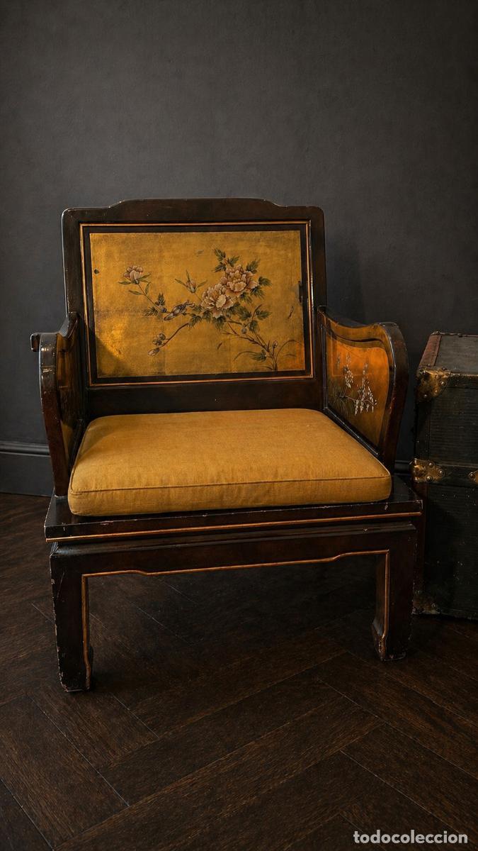 Vintage: Butaca oriental lacada con decoraci&oacute;n chinoiserie sobre fondo dorado &ndash; mediados siglo XX