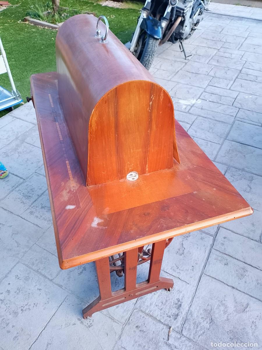 Vintage: Antigua m&aacute;quina de coser Alfa con mueble y caja