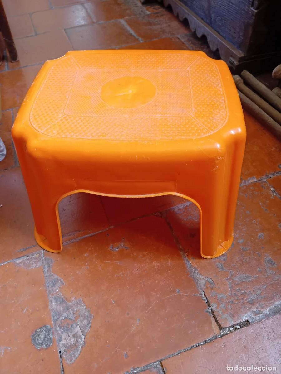 Vintage: Taburete de pl&aacute;stico duro, sello por debajo PP