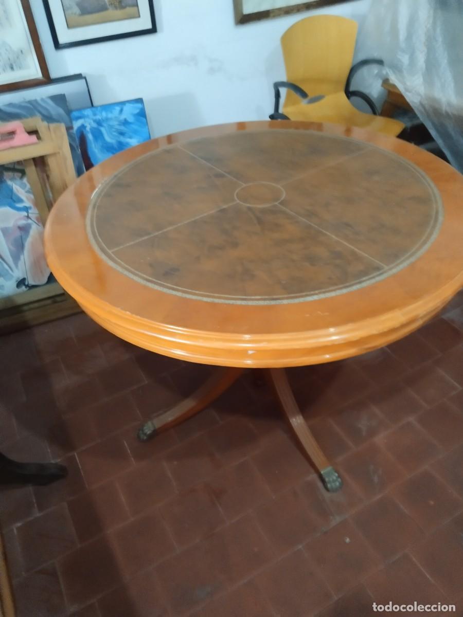 Vintage: MESA CIRCULAR MADERA ESTILO INGL&Eacute;S. APOYO GARRAS BRONCE