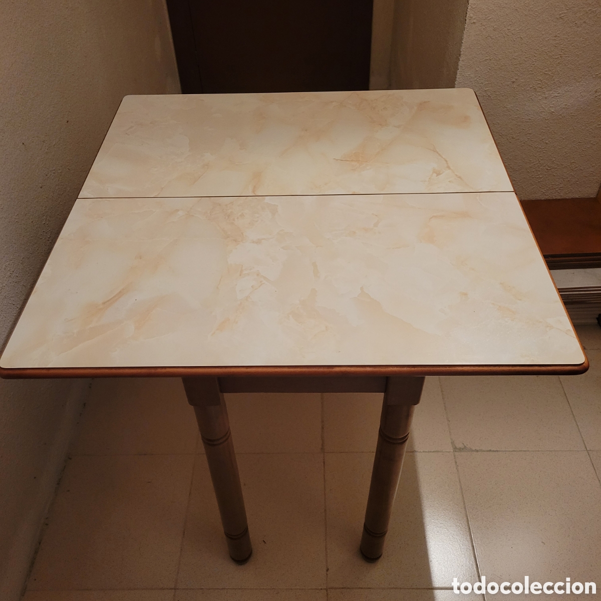 Vintage: Mesa auxiliar tapa efecto m&aacute;rmol y caj&oacute;n