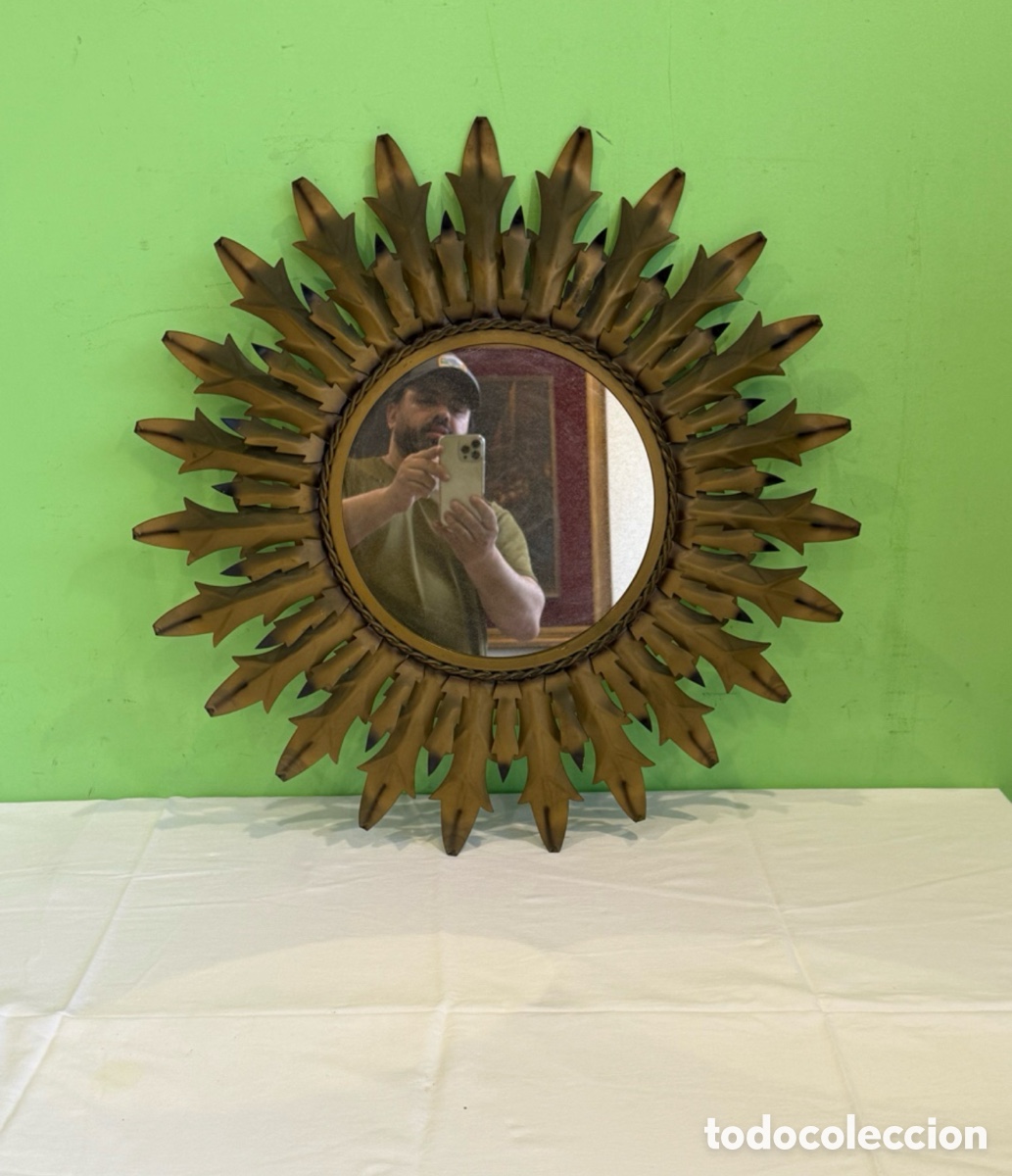 Vintage: Espejo sol met&aacute;lico de forja doble hilada de hojas 63 cm a&ntilde;os 70 dorado