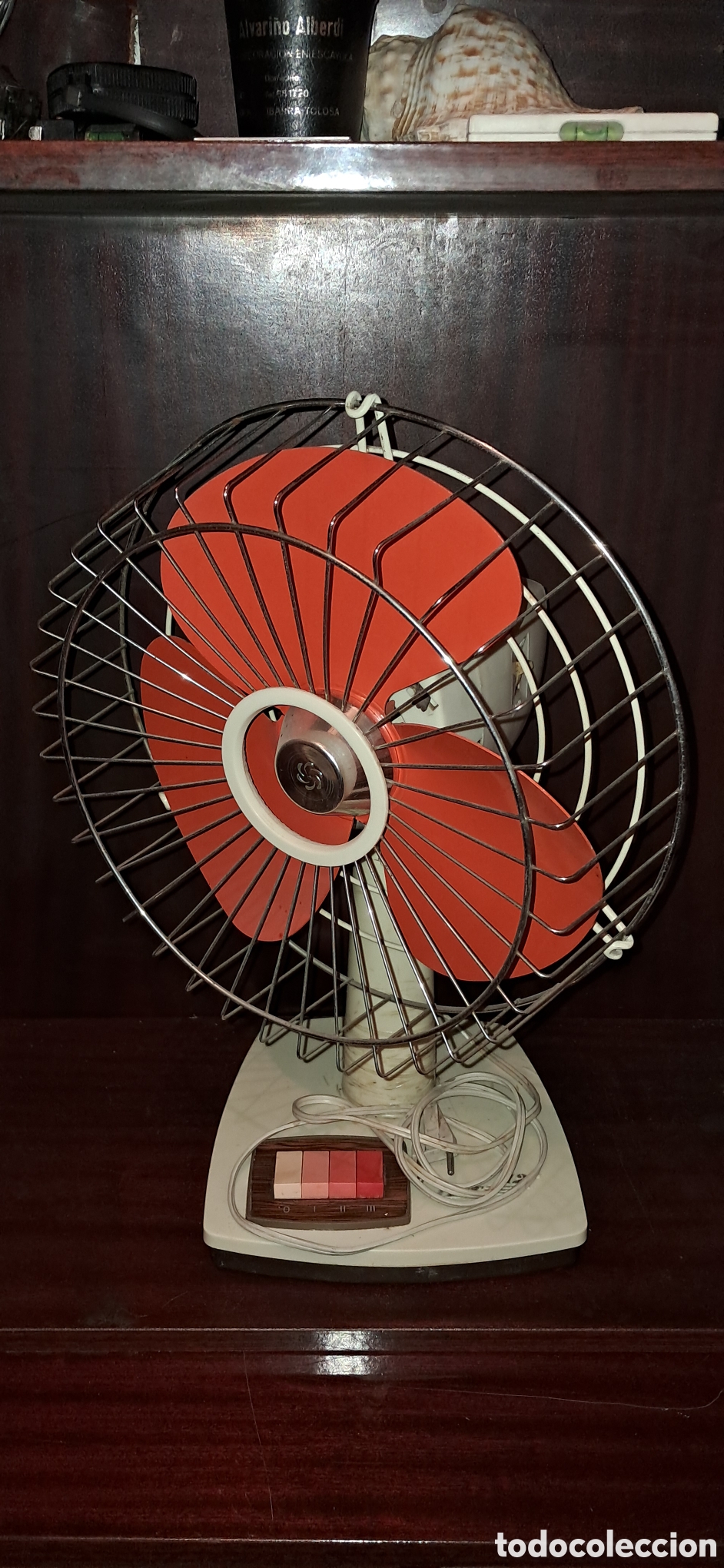 Vintage: Ventilador de mesa vintage con aspas naranjas y botonera degradada.
