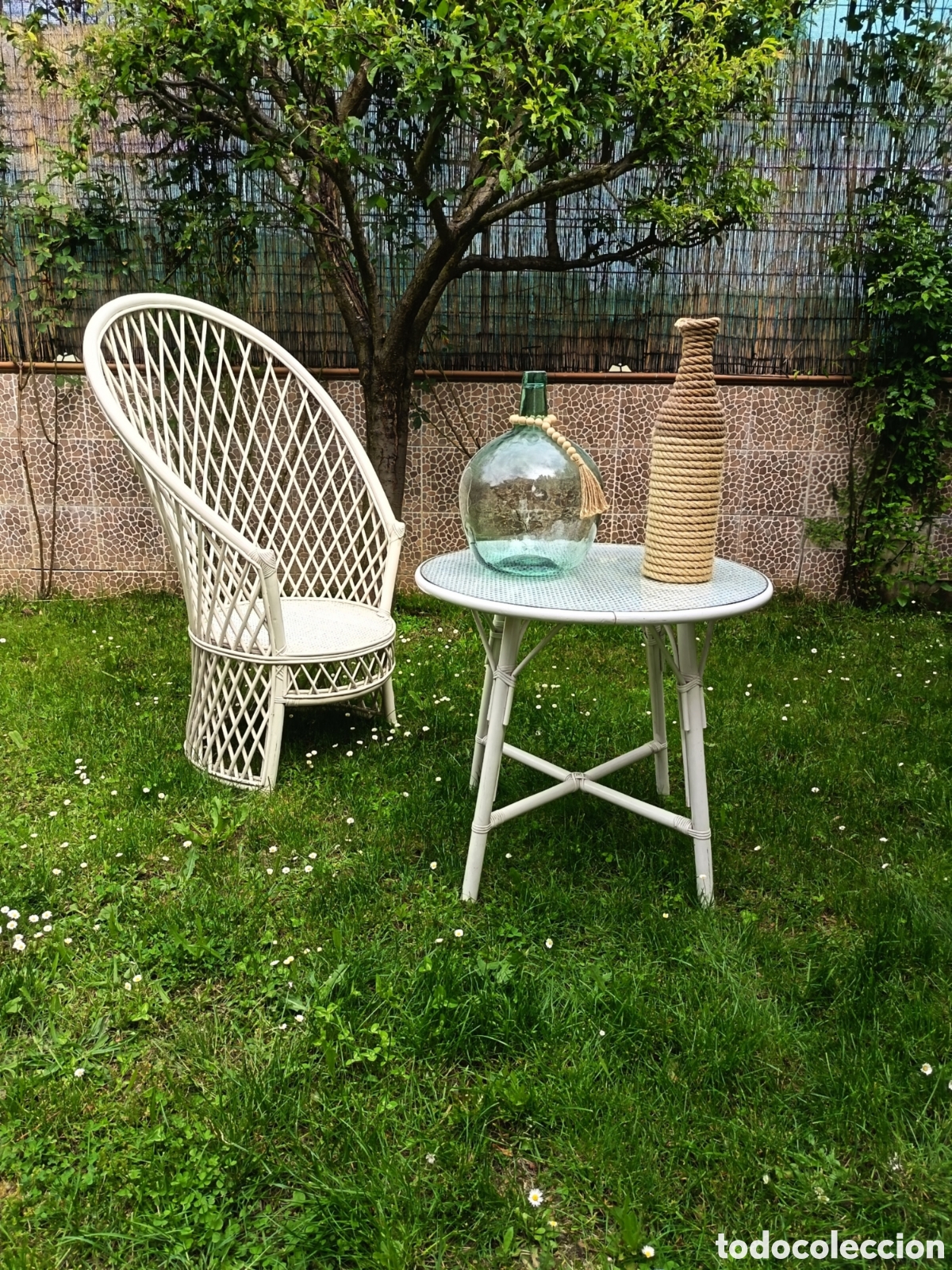 Vintage: Conjunto Peacock vintage de rat&aacute;n blanco &ndash; sill&oacute;n Emmanuelle + mesa boho