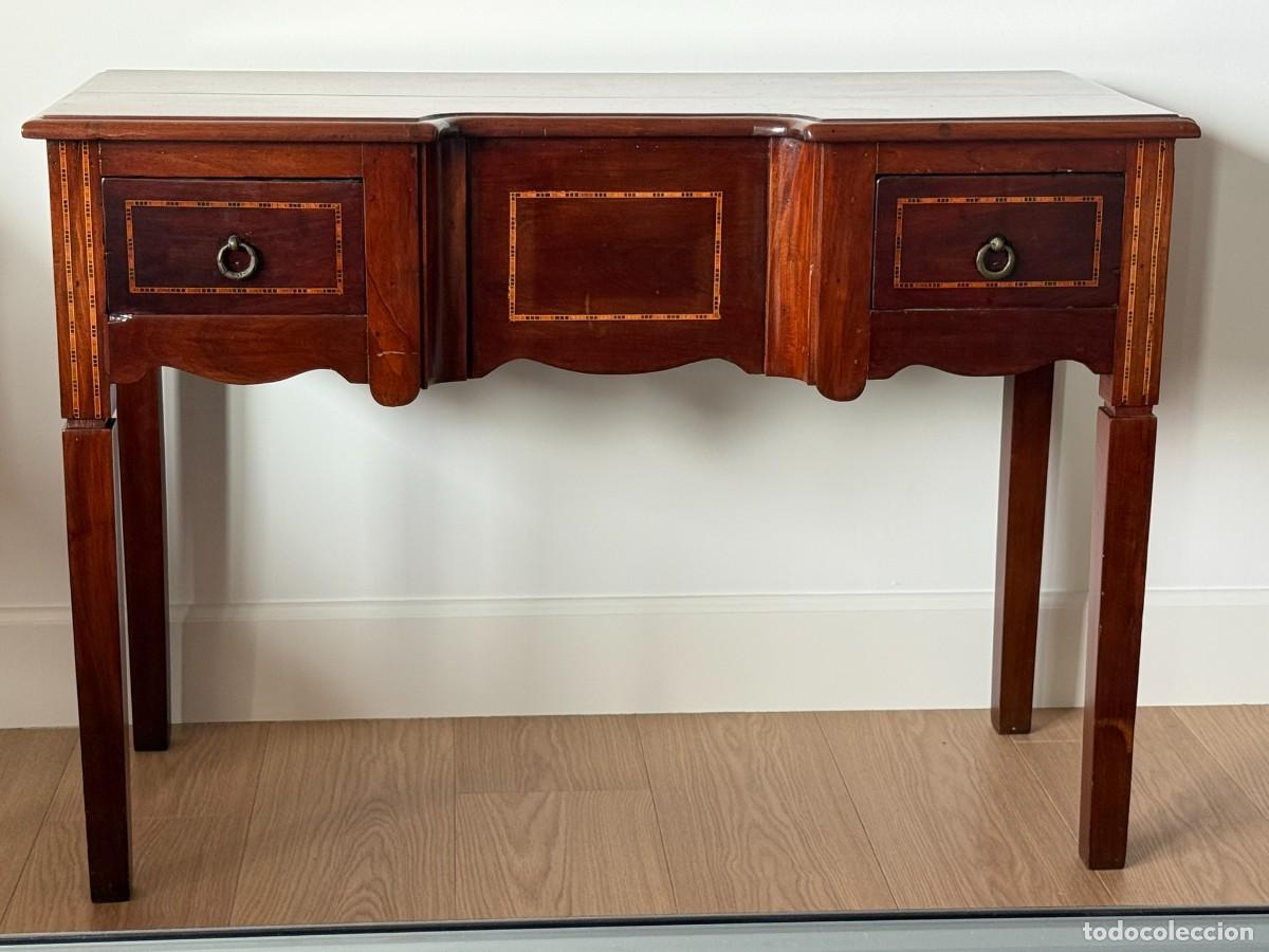 Vintage: Consola antigua de madera con detalles de marqueteria