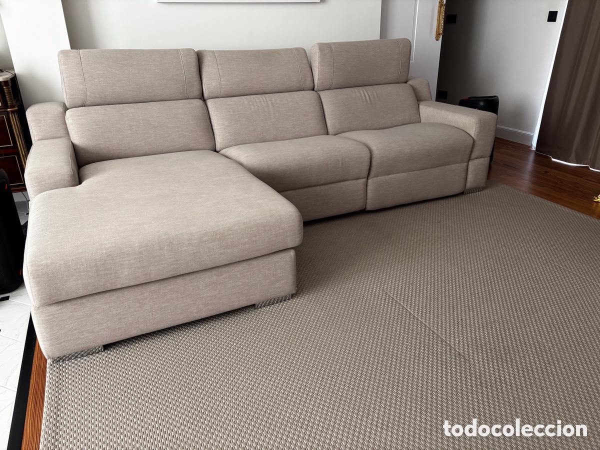 Vintage: Sof&aacute; relax Kibuc el&eacute;ctr&oacute;nico tres plazas con chaise long en tela color beige.