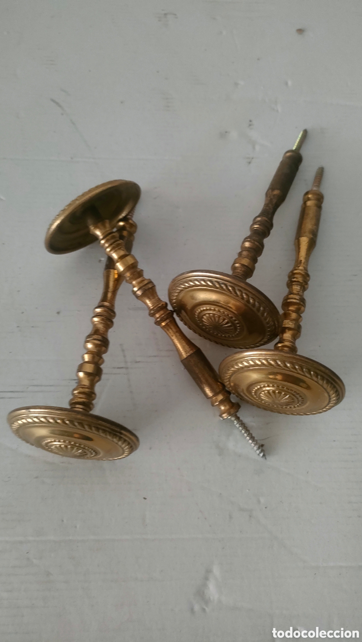 Vintage: Conjunto de cuatro alzapa&ntilde;os de lat&oacute;n con un dise&ntilde;o vintage de los a&ntilde;os 70