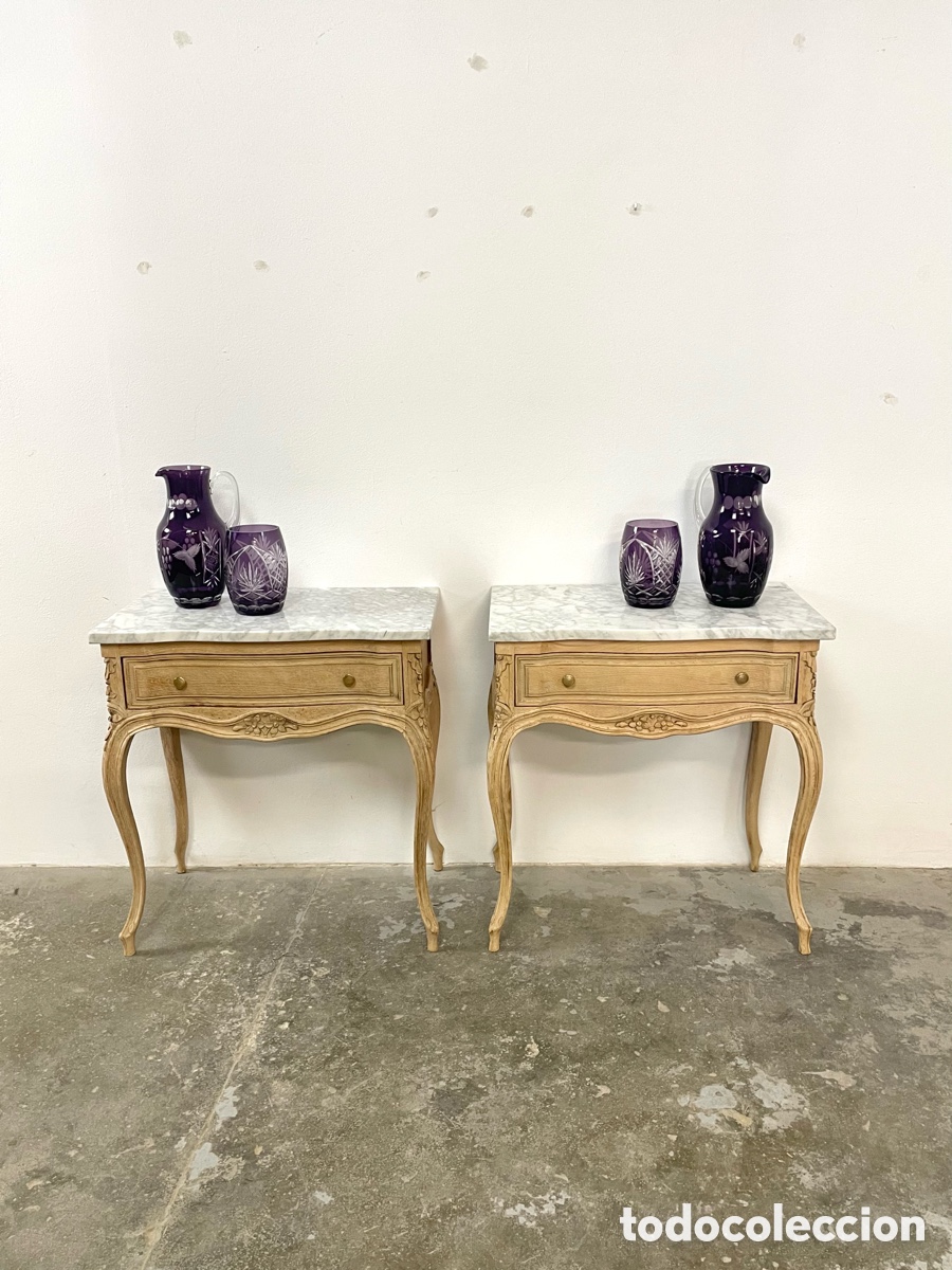 Vintage: Pareja de mesillas de madera de roble y m&aacute;rmol