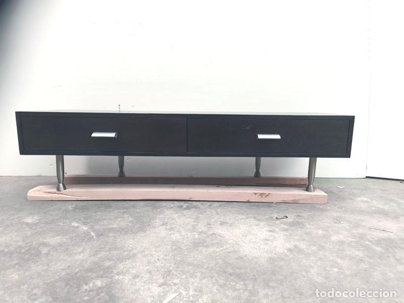 Vintage: MUEBLE BAJO DE TELEVISION CON DOS CAJONES DE COLOR WENGUE- NEGRO
