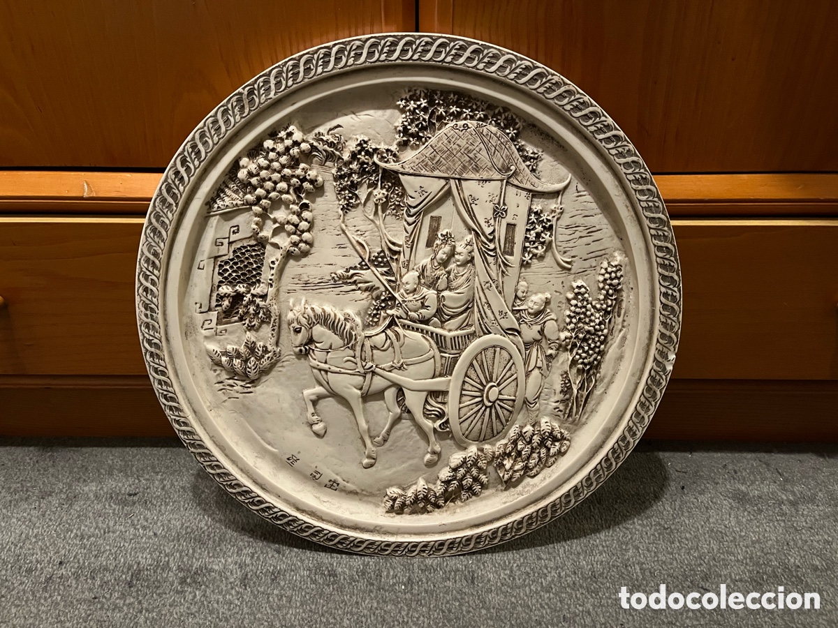 Vintage: Tablero de antigua mesa. Dibujo tallado oriental con relieve. Carruaje