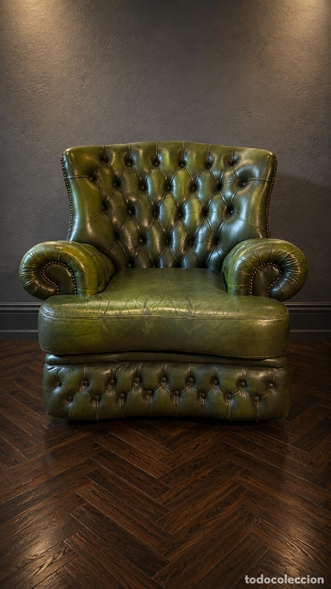 Vintage: Pareja de grandes butacas Chesterfield inglesas en cuero verde oliva capiton&eacute; estilo club ingl&eacute;s