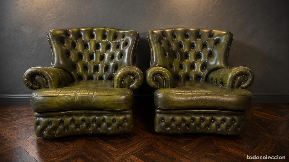 Vintage: Pareja de grandes butacas Chesterfield inglesas en cuero verde oliva capiton&eacute; estilo club ingl&eacute;s