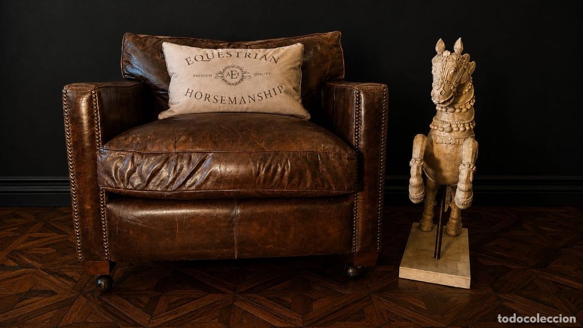 Vintage: Gran sill&oacute;n club de piel aut&eacute;ntica con ruedas estilo ingl&eacute;s &ndash; p&aacute;tina tabaco envejecida