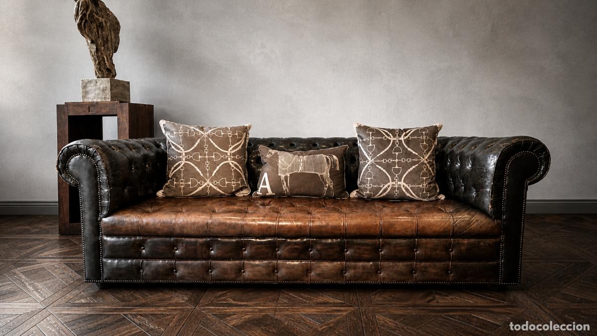 Vintage: Magn&iacute;fico sof&aacute; Chesterfield ingl&eacute;s en cuero aut&eacute;ntico envejecido.
