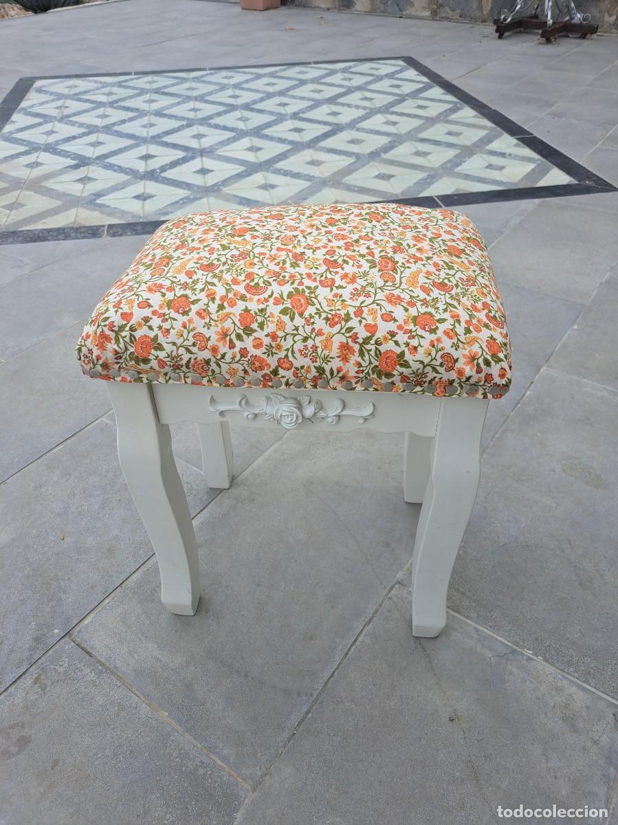 Vintage: Precioso banco de tocador de madera en color blanco y tapizado floral en tonos naranja.