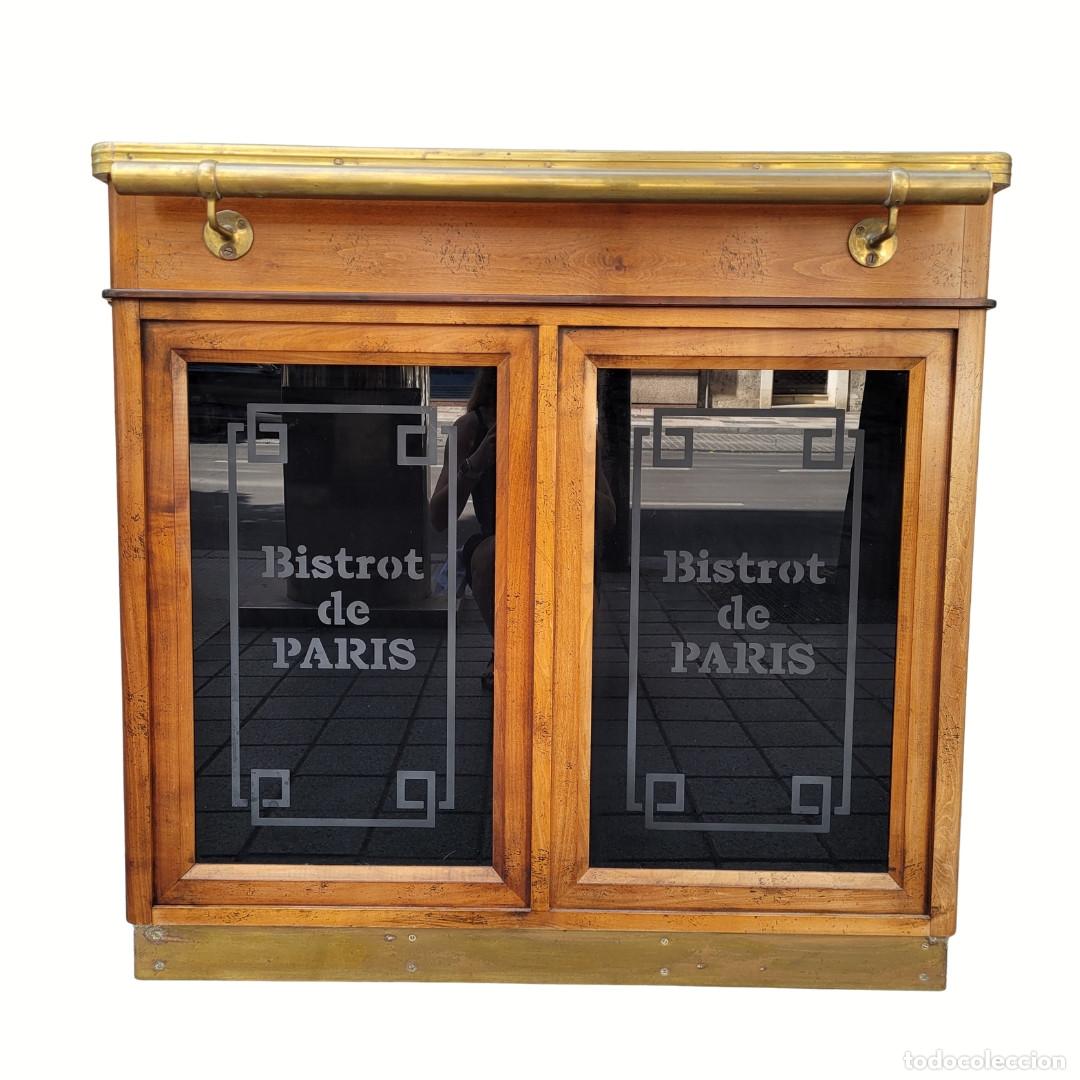 Vintage: Mueble bar &ldquo;Bistrot de Par&iacute;s&rdquo;, madera de cerezo, zinc y lat&oacute;n dorado, Roche Bobois, 80&rsquo;s &ndash; Francia