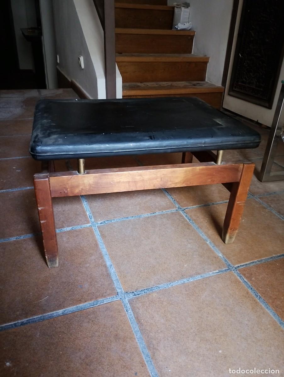 Vintage: Magnifica banqueta, reposa-pies....mueble auxiliar de los a&ntilde;os sesenta de Jordi Vilanova (al pie de