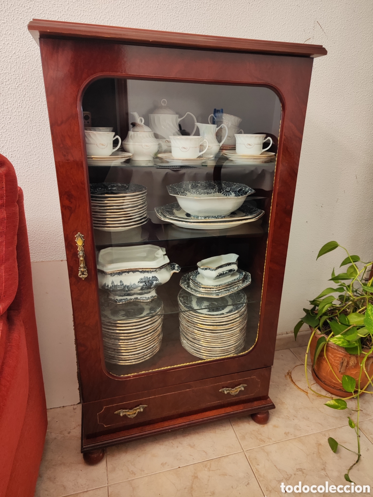 Vintage: Vitrina de madera con puerta de cristal
