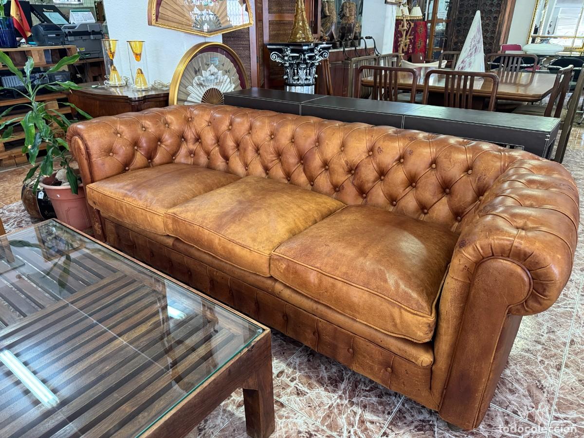 Vintage: Sof&aacute; tres plazas estilo Chesterfield en piel color camel