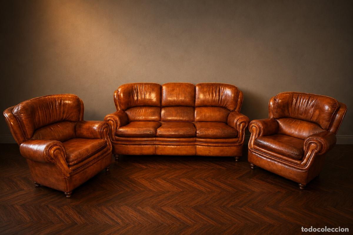 Vintage: conjunto de sal&oacute;n en cuero natural. Sof&aacute; de tres plazas y pareja de sillones Club. Inglaterra