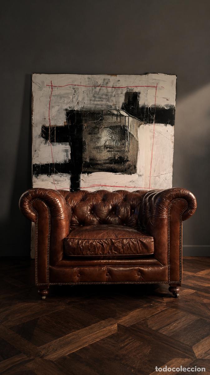 Vintage: Sill&oacute;n Chesterfield ingl&eacute;s de cuero aut&eacute;ntico con muelles helicoidales y p&aacute;tina original
