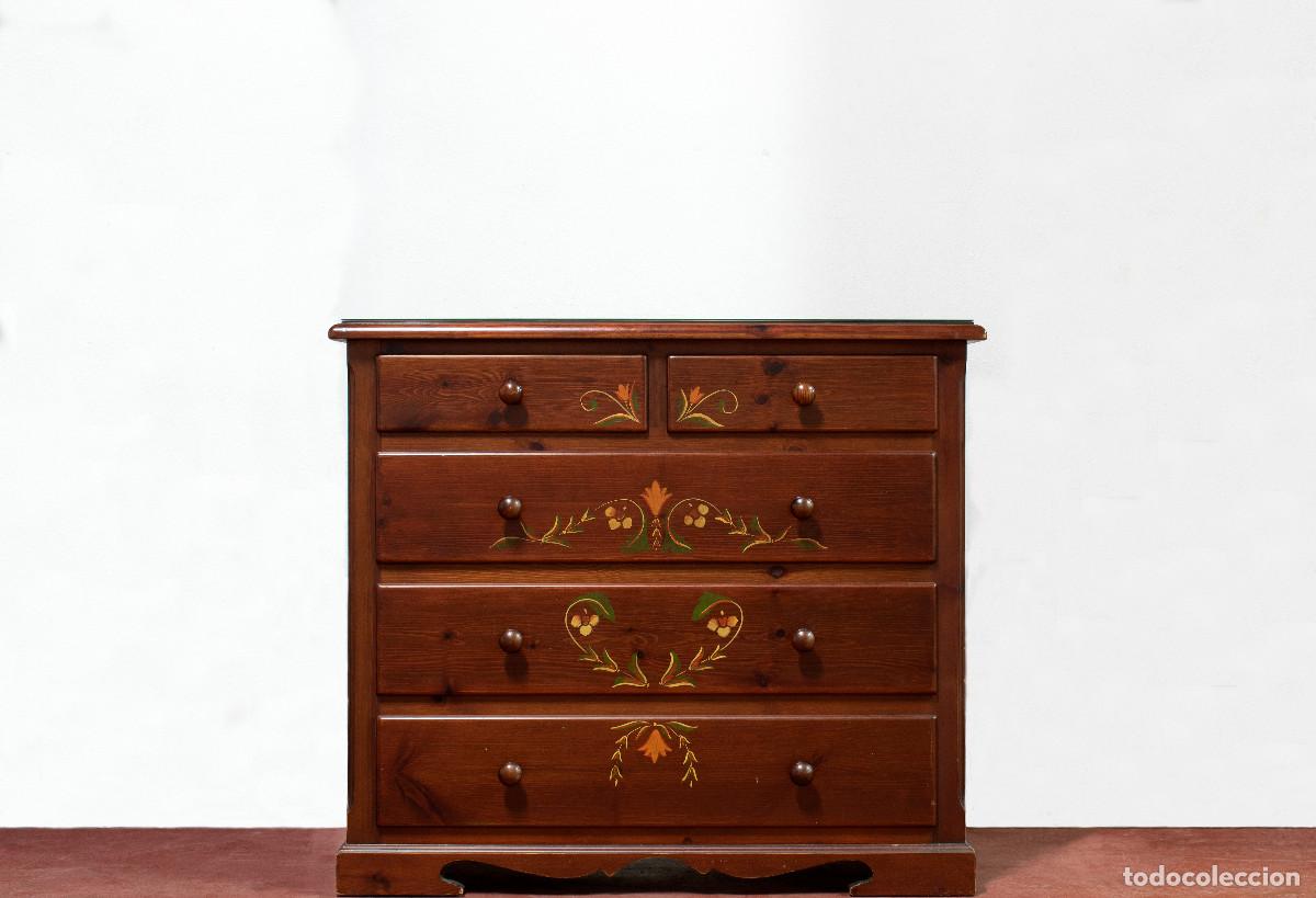 Vintage: C&oacute;moda artesanal de pino con decoraci&oacute;n floral policromada