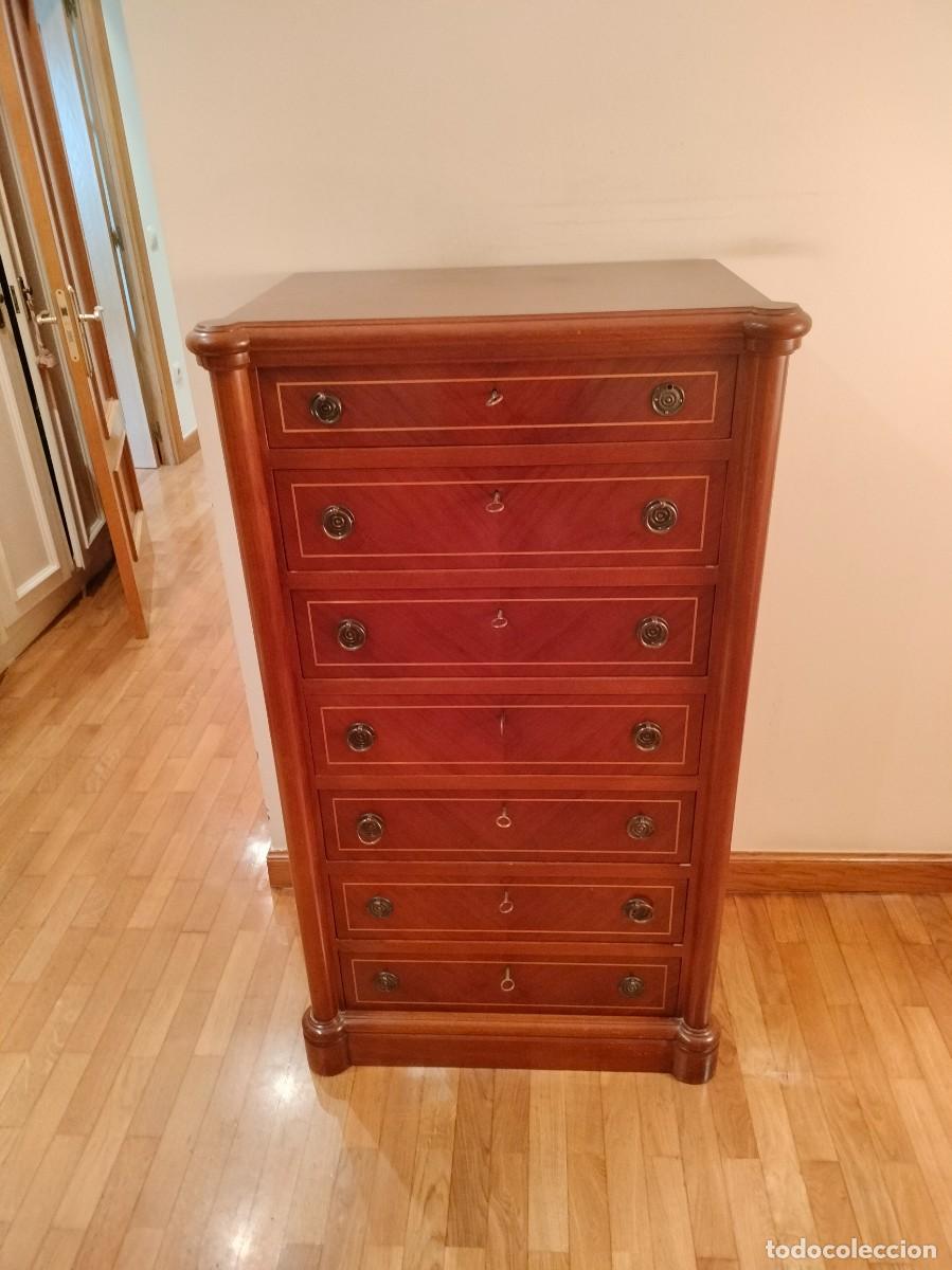 Vintage: C&oacute;moda antigua de madera noble.