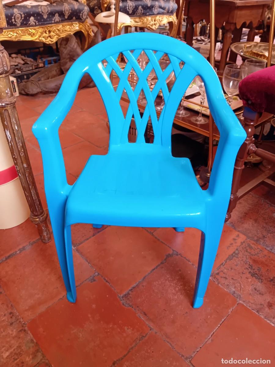 Vintage: Silla de ni&ntilde;o azul de pl&aacute;stico con marca por debajo