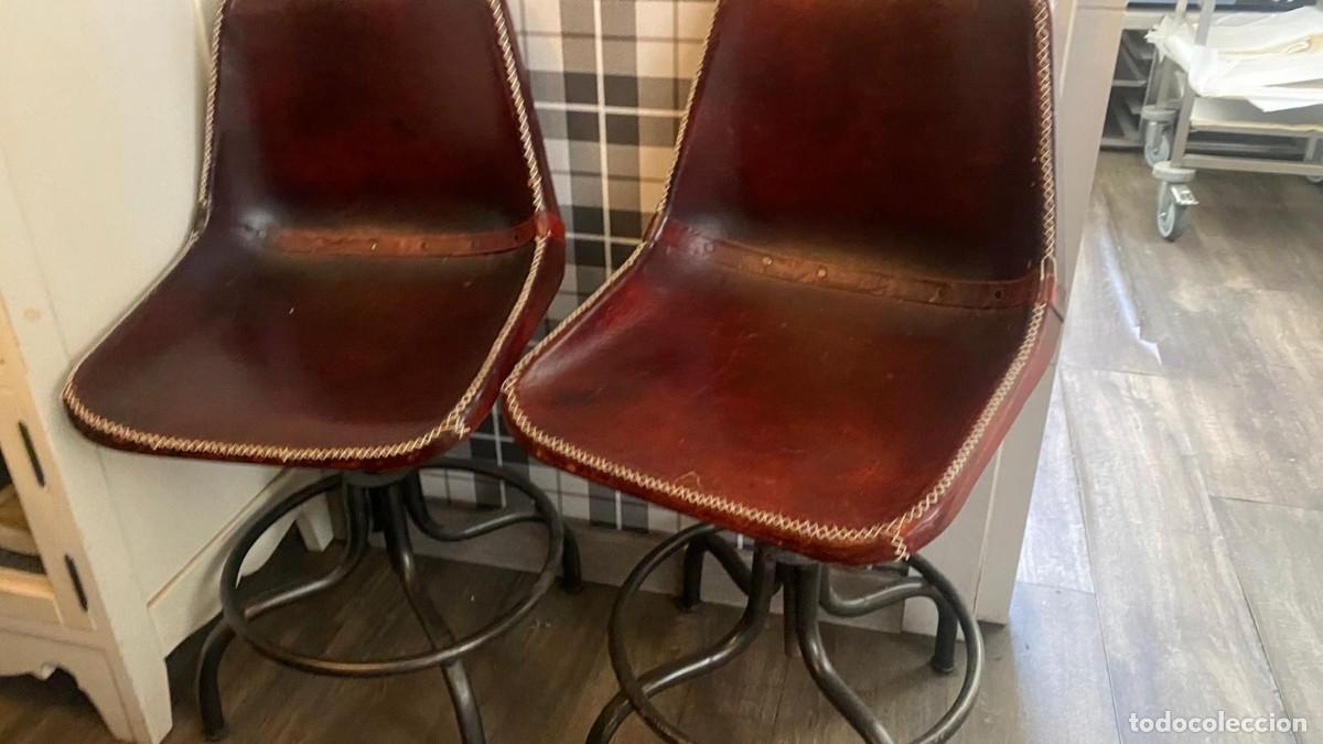 Vintage: Pareja de taburetes industriales de cuero regulables &ndash; Estilo Dialma Brown / Loft Vintage