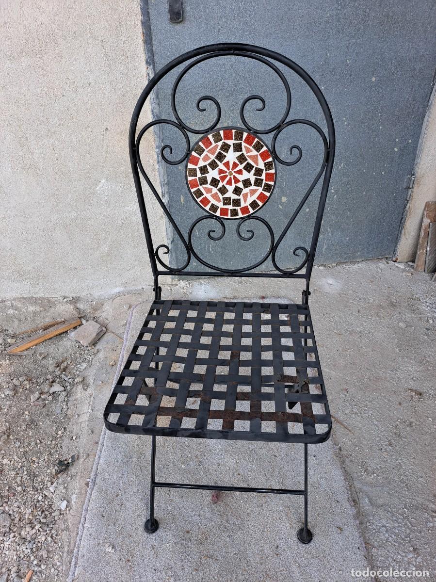 Vintage: Bonita silla plegable de de hierro con decoraci&oacute;n en azulejo micro.