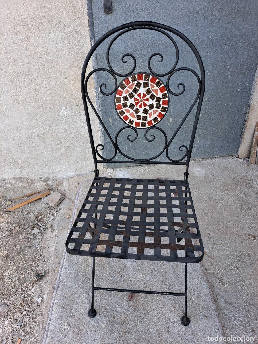 Vintage: Bonita silla plegable de de hierro con decoraci&oacute;n en azulejo micro.