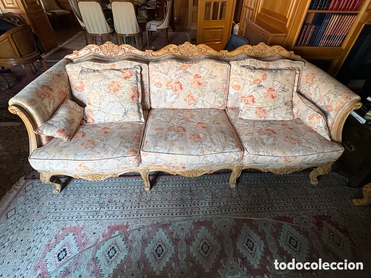 Vintage: Conjunto de sal&oacute;n estilo Luis XV franc&eacute;s &ndash; Sof&aacute;, 2 butacas y mesa auxiliar con tapa de &oacute;nix