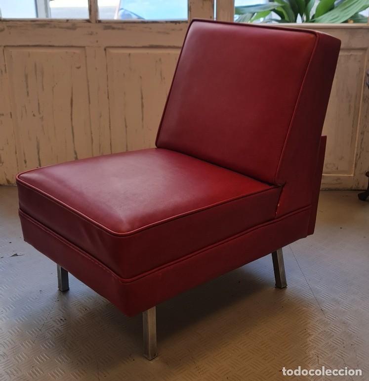 Vintage: Butaca de Espera Vintage A&ntilde;os 70 en Skai Rojo Burdeos y Patas Cromadas