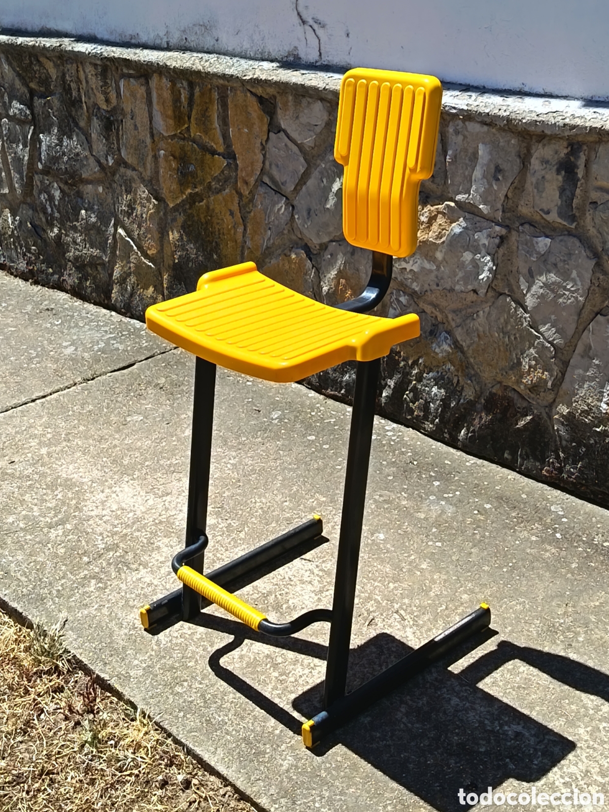 Vintage: Silla amarilla c&oacute;ndor alto total 92 cm del suelo al asiento 60 cm , ancho total del asiento 40 cm ,