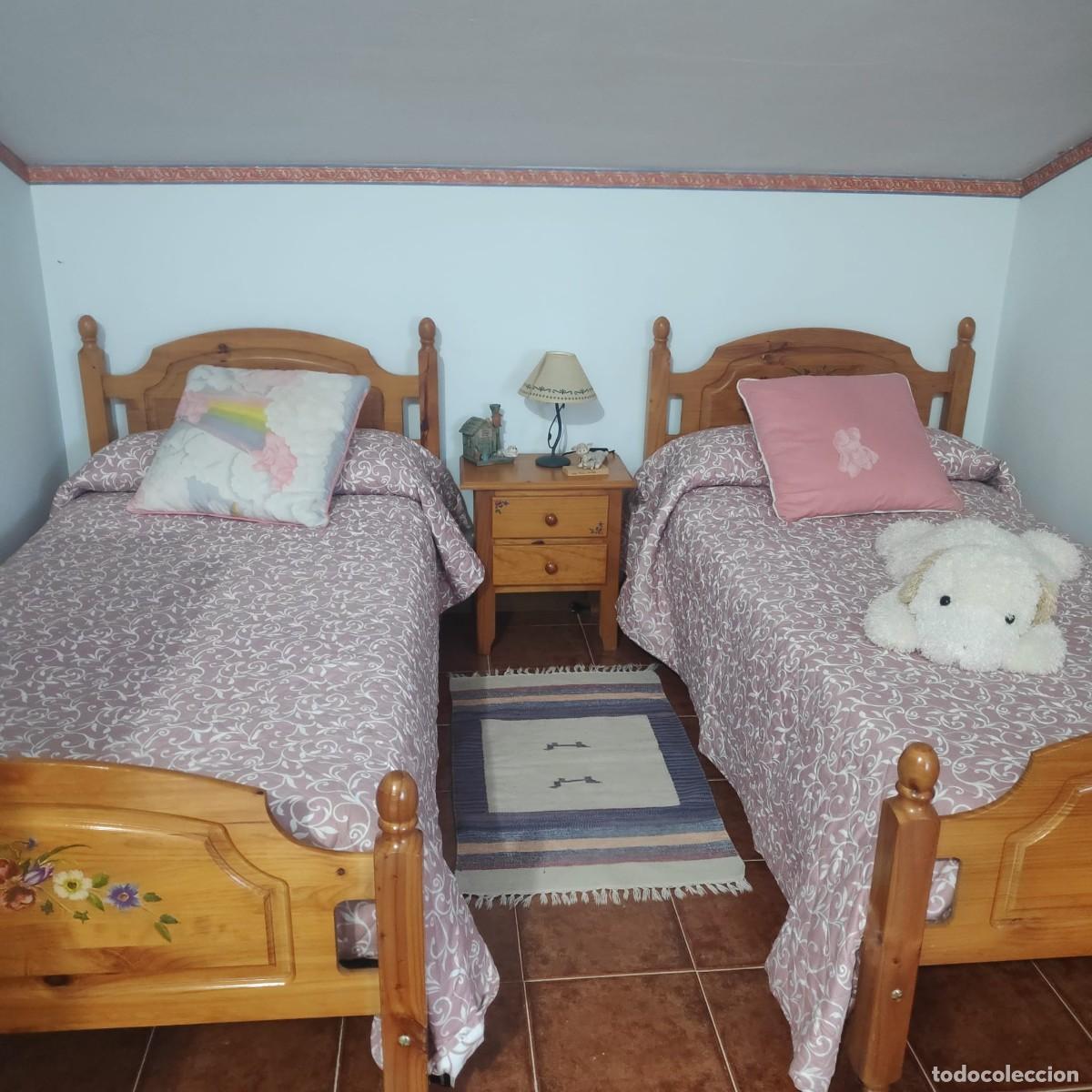 Vintage: Dormitorio de madera de pino completo. Detalles de flores. Dos camas, mesilla y armario.