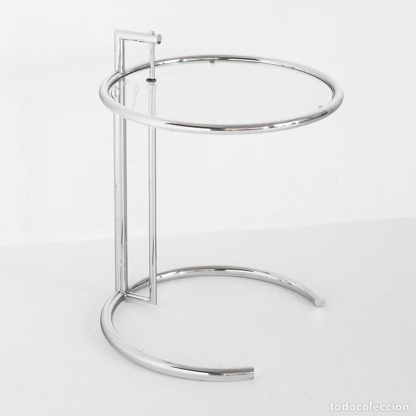 Vintage: Mesa auxiliar E1027 dise&ntilde;o de Eileen Gray. Hierro cromado y cristal. Reedici&oacute;n italiana a&ntilde;os 90