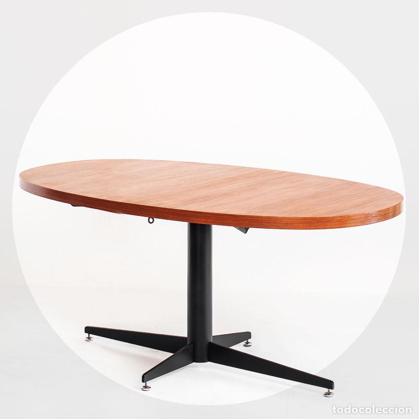 Vintage: Mesa vintage con una extensi&oacute;n editada por Roche Bobois. Hierro y teca. Francia, 1965
