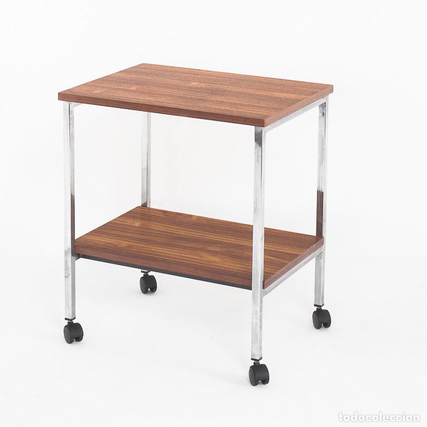 Vintage: Mesa o mueble auxiliar vintage con ruedas. Tubo de hierro cromado y madera. Francia, a&ntilde;os 70