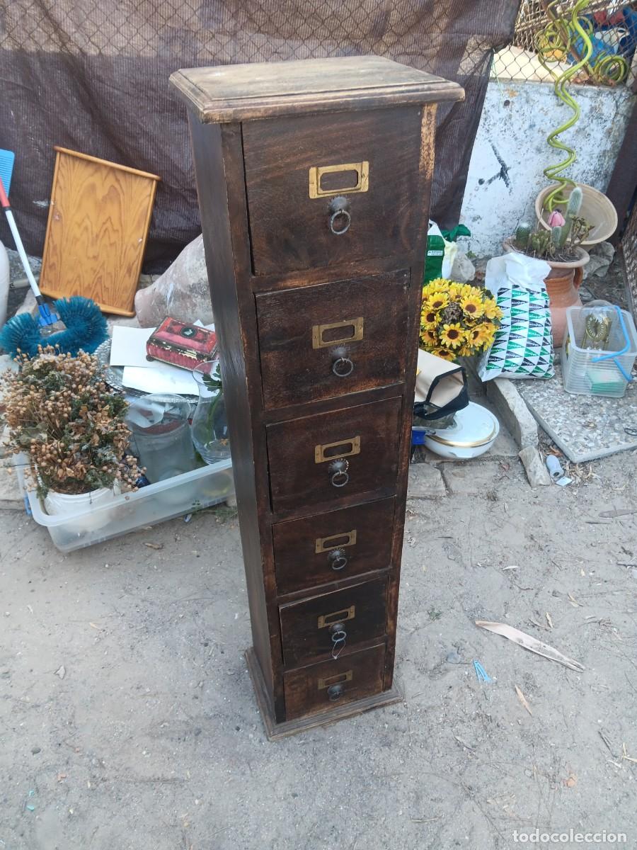 Vintage: mueble columna artesanal de estilo r&uacute;stico vintage, dise&ntilde;ado con un formato vertical estrecho y u