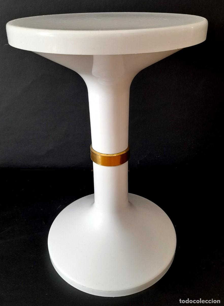 Vintage: Taburete Space Age retro futurista a&ntilde;os 70 dise&ntilde;o Jimten pl&aacute;stico ABS color blanco aro dorado