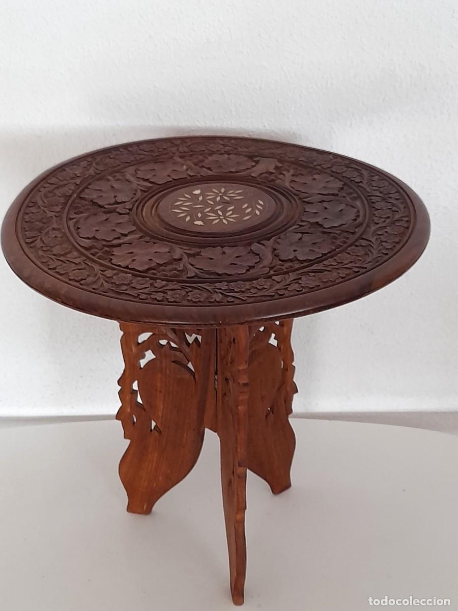 Vintage: Mesa auxiliar desmontable plegable de madera tallada para t&eacute; 47x45 cm