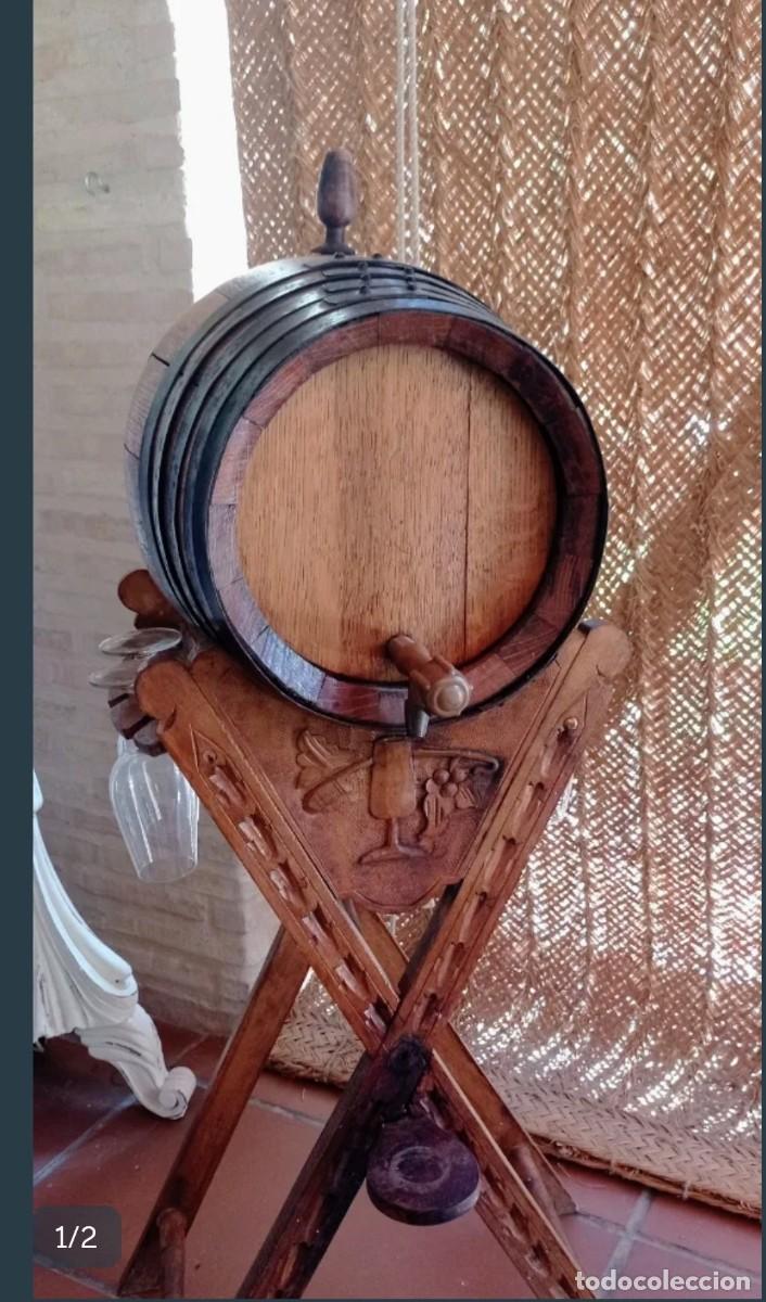 Vintage: Barril vino vintage con soporte.
