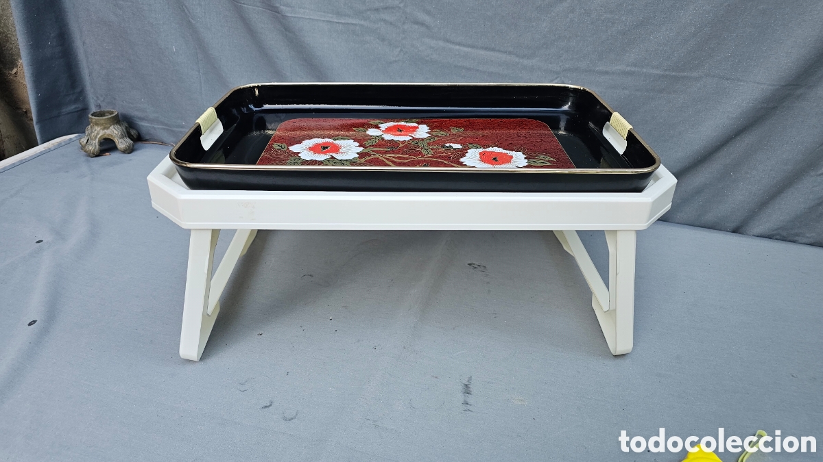 Vintage: Mesita de cama con bandeja d&eacute;cada de los 70
