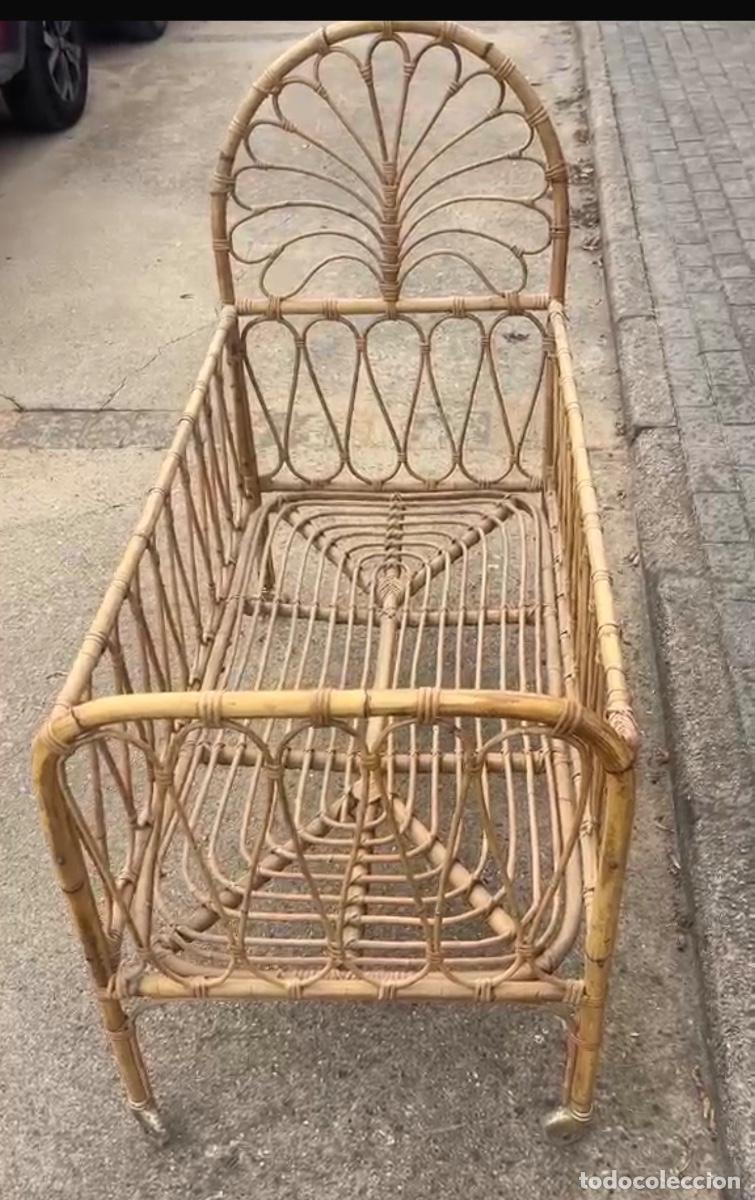 Vintage: Cuna antigua de mimbre con ruedas